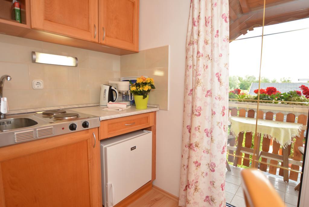 Viragoskert Apartman Heviz Room photo
