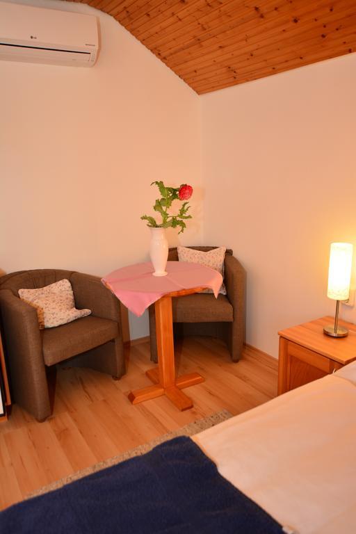 Viragoskert Apartman Heviz Room photo